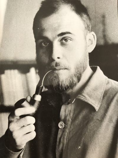 Porträttbild av piprökande Sven Lindkvist från 50-talet.